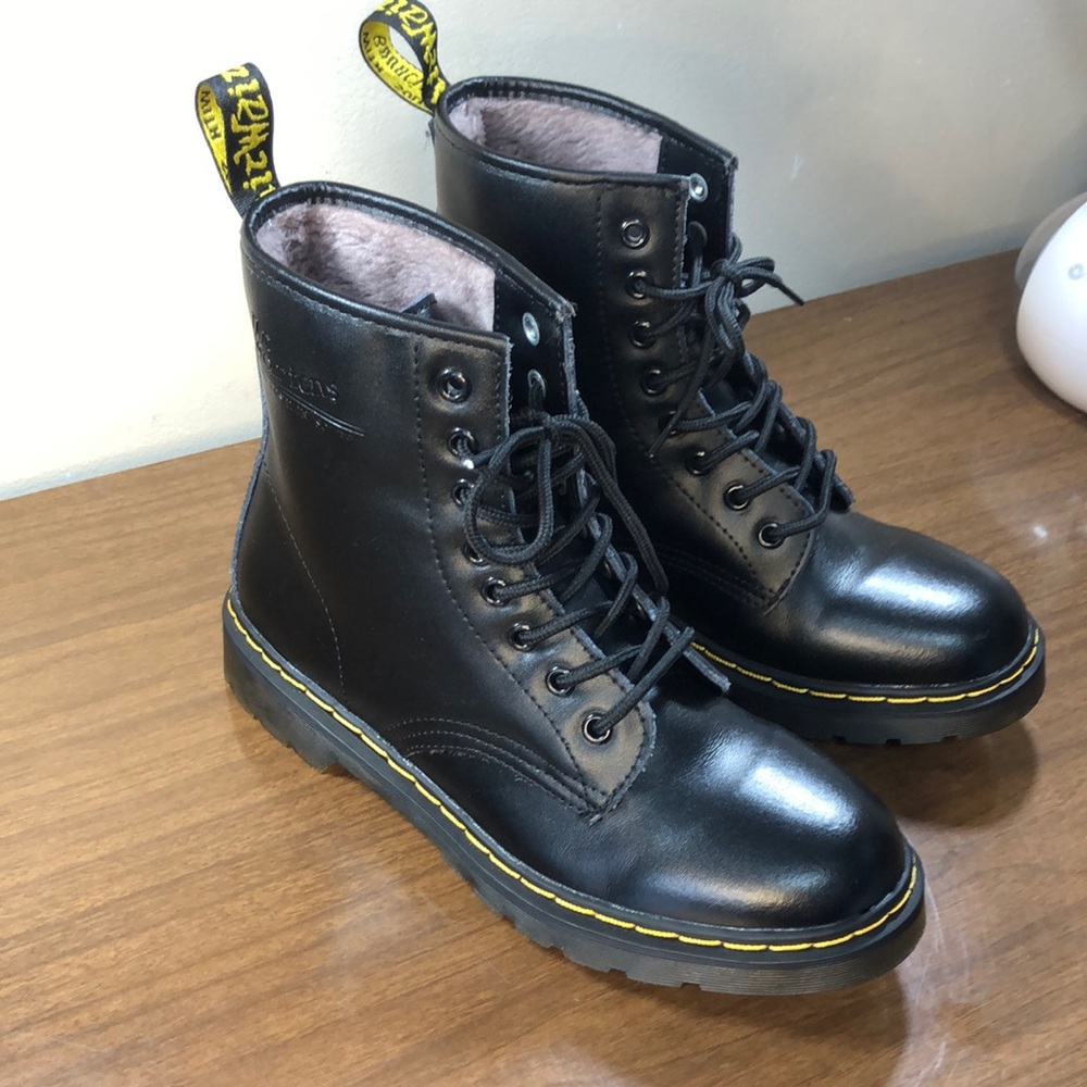 Dr. Martens Lace Up Combat Boots Black Leather Fur inside. EU 40